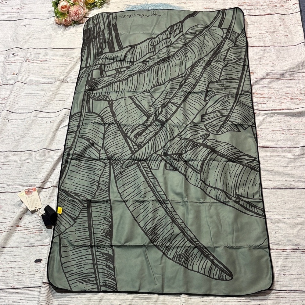 NWT Agua Bendita Adam Verde Leaf Tropical Beach Towel